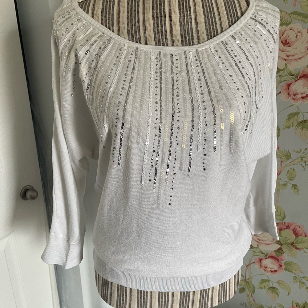 Beautiful white sweater with sequin detail